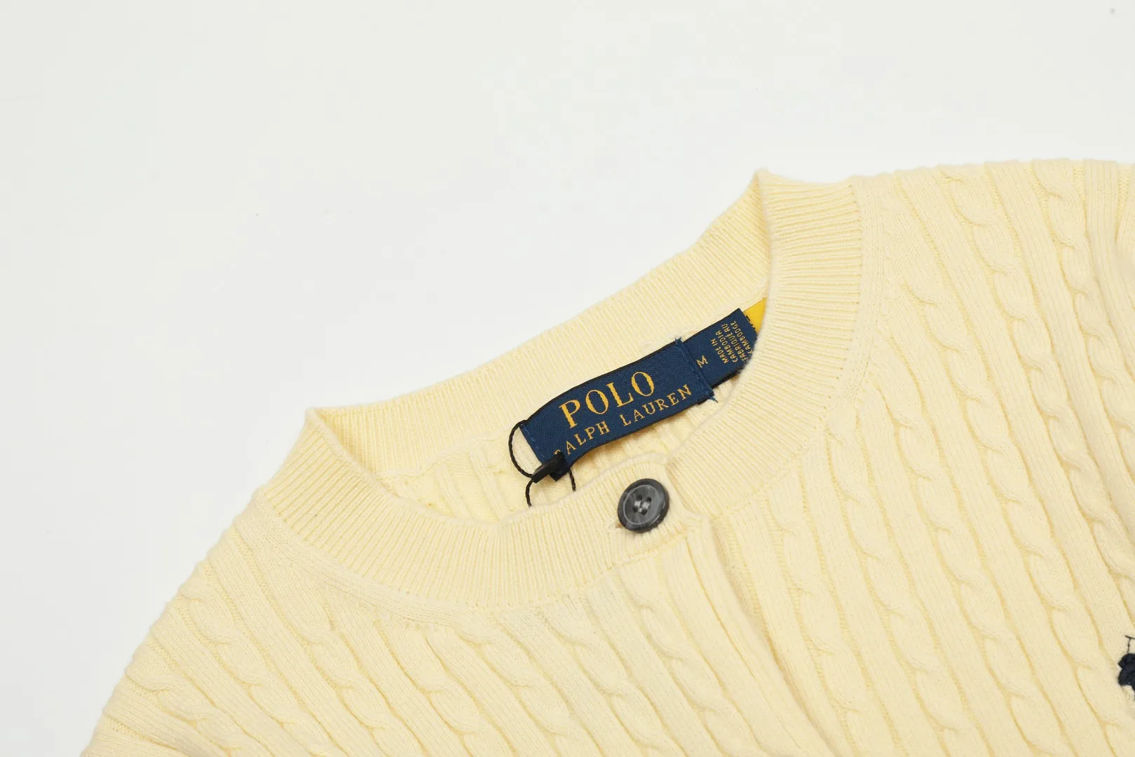 🅿️210 "Top quality" Style number: DS005# (not off the shelves all year round) [Ralph Lauren round neck solid color pony embroidered logo knitted cardigan long sleeves] ✅Ralph Lauren classic basic versatile twist knitted cardigan long sleeves ✅Main supplier platform live broadcast Wholesale entities Replenish when out of stock Not off the shelves ✅ZP quality 1:1 version Scan the code to enter the GF website Counter quality ✅Details and quality are the only one in Guangzhou. Imported quality cotton yarn, focusing on high-end, cost-effective, good quality needless to say. ✅The same style as Zhao Lusi is really amazing, so sweet, so beautiful. This cardigan is really good-looking. Rose red and white label Big red and blue label
